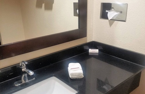 Southeast Houston Hotel | Red Roof Inn & Suites Houston - Hobby Airport