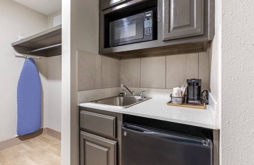 North Newport News Hotel | Red Roof Inn & Suites Newport News