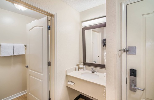 Florida Panhandle Hotel | Red Roof Inn & Suites Pensacola East - Milton