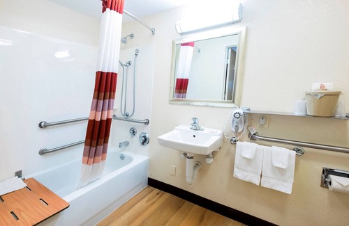 Utica Hotel | Red Roof Inn Utica