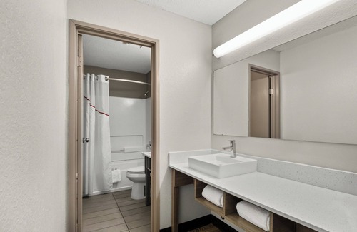 Belleville Hotel | Red Roof PLUS+ Belleville