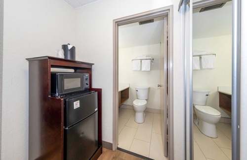 Carteret Hotel | Red Roof PLUS+ Newark Liberty Airport - Carteret