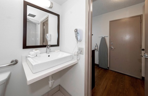 Carteret Hotel | Red Roof PLUS+ Newark Liberty Airport - Carteret