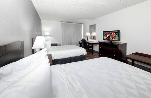 Carteret Hotel | Red Roof PLUS+ Newark Liberty Airport - Carteret