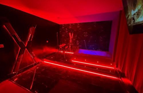 Ogden Apartment | Red Room Jacuzzi Suites
