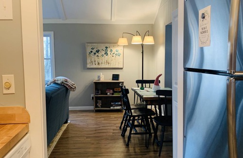 Mill Ridge Ski Chalet | Red Tree House Pet Friendly/Ski/SnowBoard/Wineries/HawksNest Tubing!