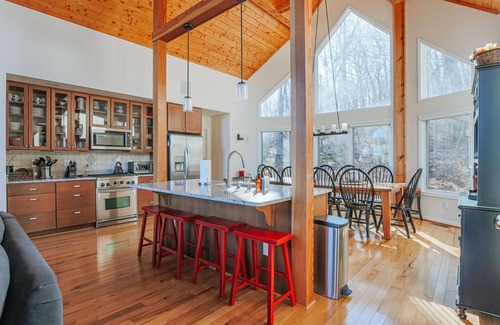 Pedlars Edge House | Red White & WTG: Game Room + Hot Tub
