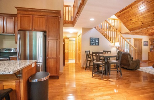 Townsend Cabin | Redbud Retreat ~ Rustic family friendly cabin with New Hot Tub in Townsend!