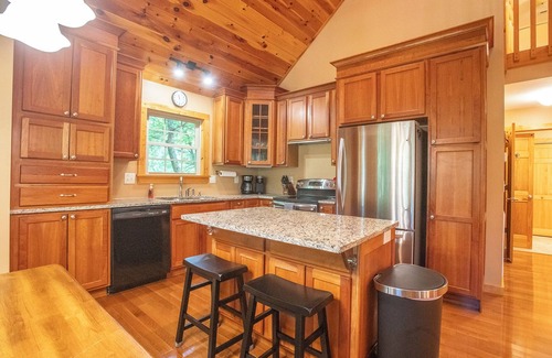 Townsend Cabin | Redbud Retreat ~ Rustic family friendly cabin with New Hot Tub in Townsend!