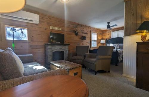 Eureka Springs House | Redbud Valley Foxtail Cabin 6