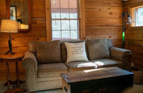 Eureka Springs House | Redbud Valley Foxtail Cabin 6