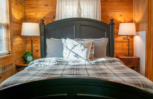 Eureka Springs House | Redbud Valley Foxtail Cabin 6