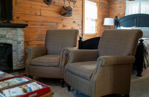 Eureka Springs House | Redbud Valley Foxtail Cabin 6