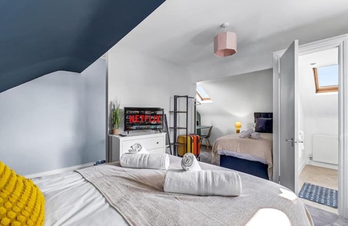 Redditch House | Redditch 4 Bed 3 Bath From 21 PP Per Night 5 Star