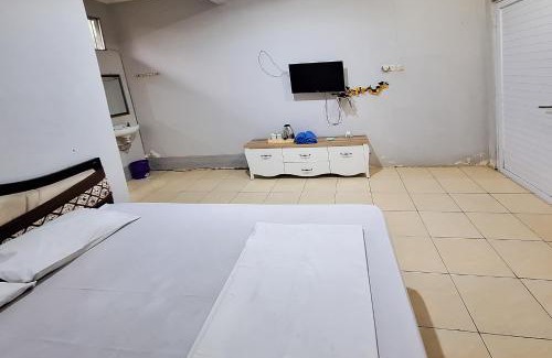 Tenjolaya Hotel | RedDoorz at Kampung Istal Bogor