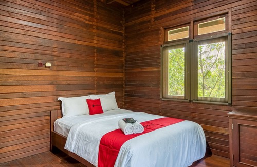 Ciwaru Hotel | RedDoorz @ Geopark Ciletuh Sukabumi