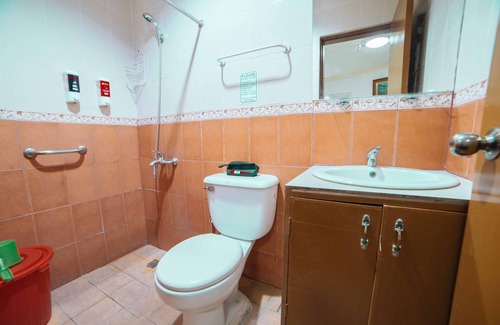 Malabanias House | RedDoorz @ La Casa Guesthouse