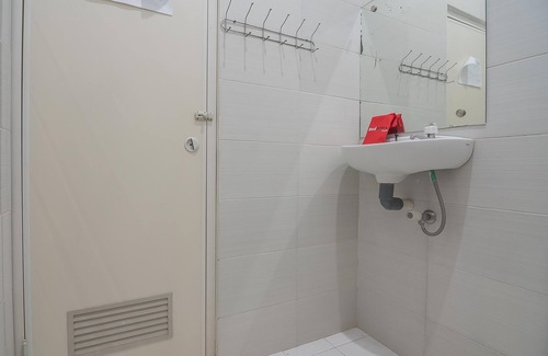 Subang Hotel | RedDoorz near Alun Alun Subang
