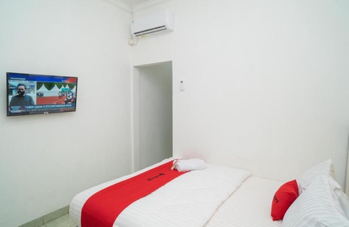 Serang Hotel | RedDoorz near Bundaran Ciceri