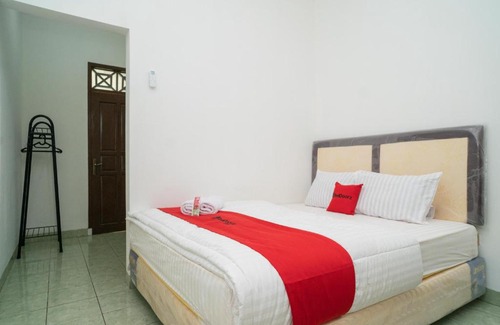 Serang Hotel | RedDoorz near Bundaran Ciceri