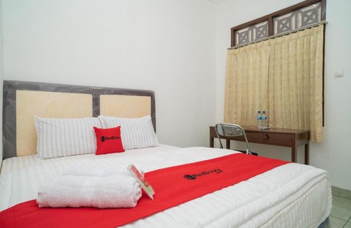 Serang Hotel | RedDoorz near Bundaran Ciceri