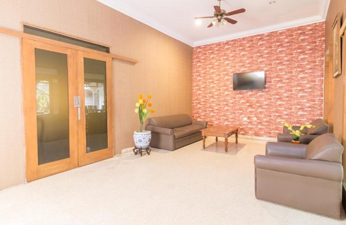 Bogor Tengah House | RedDoorz near Kebun Raya Bogor