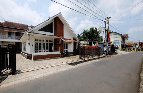 Purwokerto House | RedDoorz near Moro Mall Purwokerto