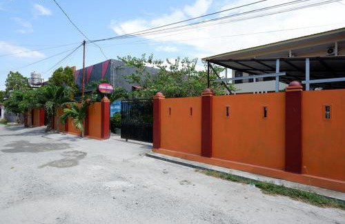 Palu House | RedDoorz near Mutiara SIS Al Jufrie Airport Palu