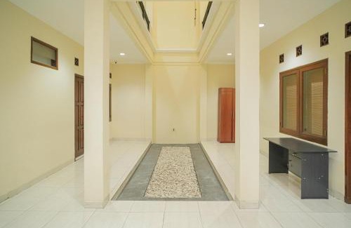 Kemanggisan Hotel | RedDoorz near RS Patria IKKT
