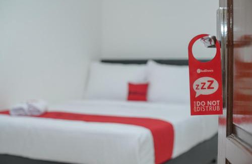 Kemanggisan Hotel | RedDoorz near RS Patria IKKT