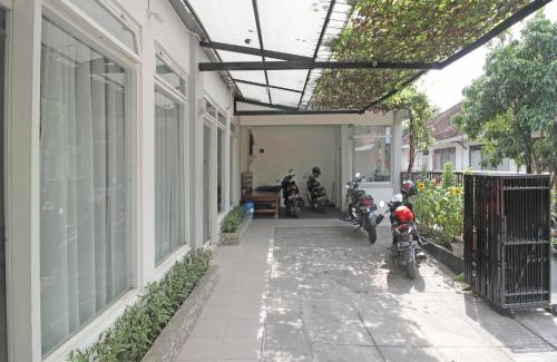 Solo City Centre House | RedDoorz near Solo Balapan Station