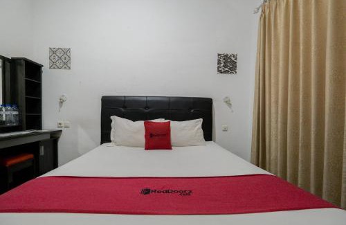 Darmo House | RedDoorz near Surabaya Town Square