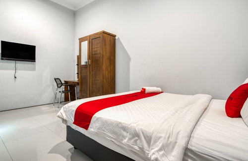 Surabaya House | RedDoorz near Surabaya Zoo