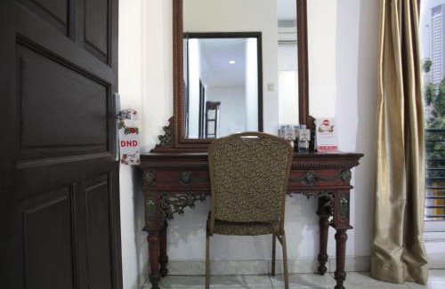 Kemanggisan House | RedDoorz near Tomang 2