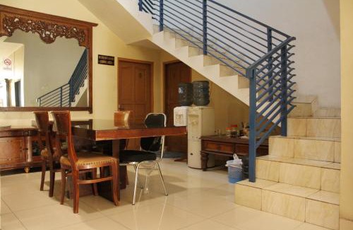 Kemanggisan House | RedDoorz near Tomang 2