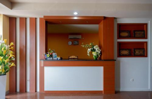 Palu Hotel | RedDoorz Plus @ Cameloan Hotel Palu