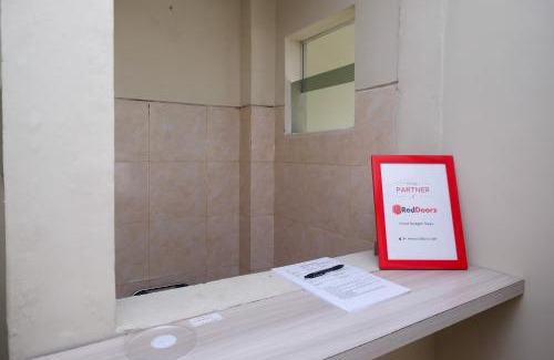 Laweyan Hotel | RedDoorz Plus near RS JIH Solo