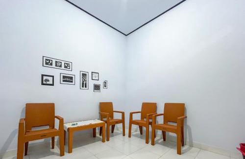 Ampana House | RedDoorz Syariah at Home Ampana Guest House Ampana Kota