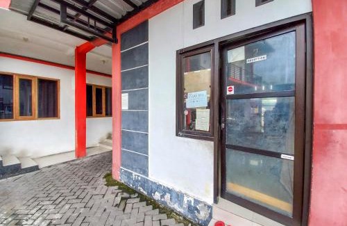 Lamongan Hotel | RedDoorz Syariah at Homestay Bougenville near Taman Alun-Alun Kota Lamongan