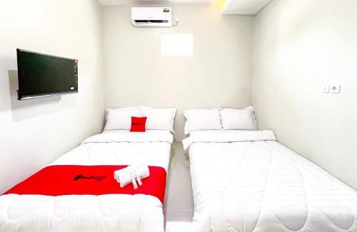 Nganjuk Hotel | RedDoorz Syariah near Alun-Alun Tanjunganom Nganjuk