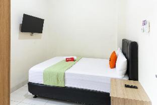 Laweyan House | RedDoorz Syariah near Purwosari Train Station