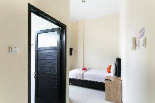 Laweyan House | RedDoorz Syariah near Purwosari Train Station