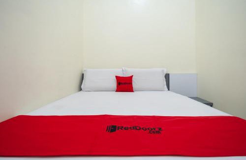Solok Hotel | RedDoorz Syariah near RS Tentara Solok