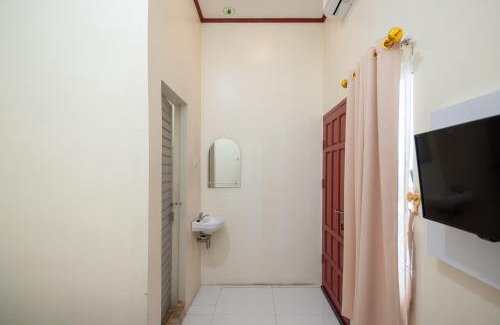 Solok Hotel | RedDoorz Syariah near RS Tentara Solok