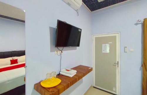 Wates House | RedDoorz Syariah Near Stasiun Wates
