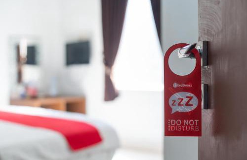 Hulu Sungai Selatan Hotel | RedDoorz Syariah Near Tugu Dodol Kandangan
