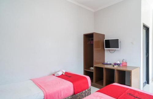 Hulu Sungai Selatan Hotel | RedDoorz Syariah Near Tugu Dodol Kandangan