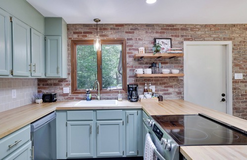 Albrightsville House | RedFoxDen: Pet-Friendly Cabin Near Lake + Hot Tub