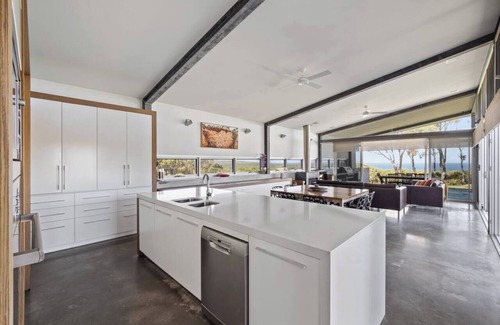 Redgate House | Redgate Beach House with Private Tennis Court