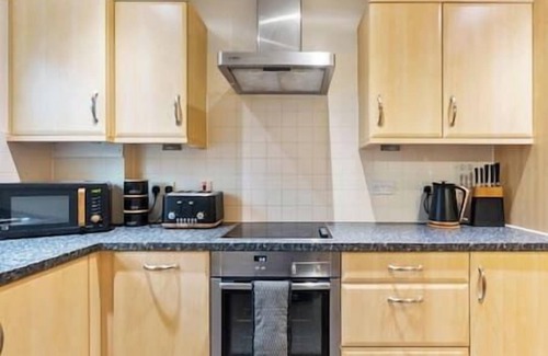 Redhill House | Redhill, Sleeps 9, Private Parking,17 mins London Gatwick, 30 mins to London